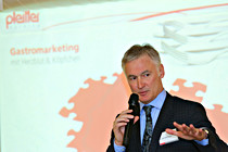 marketingclub004.JPG